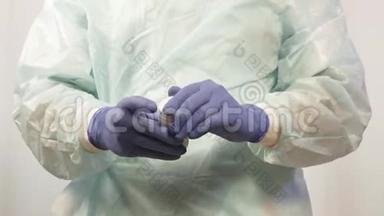 <strong>戴</strong>着<strong>医用手套</strong>的男医生的手从罐子里取出药丸，这是病人必须服用的。